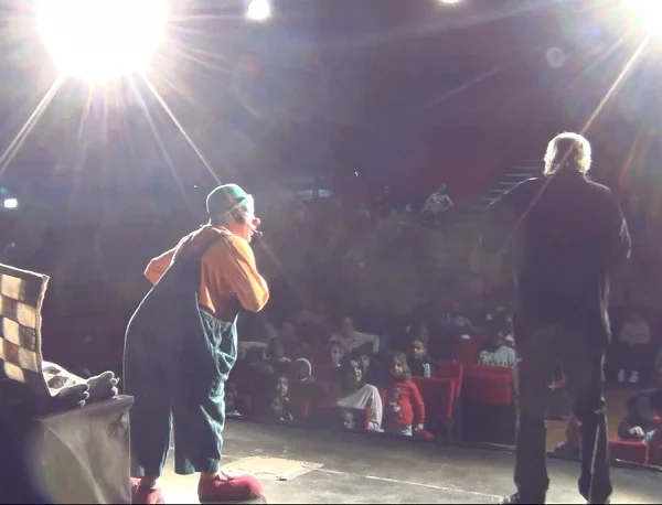 spectacle de clown salut grand public lesyeuxdartifice