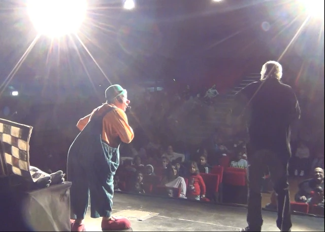 spectacle de clown salut grand public lesyeuxdartifice